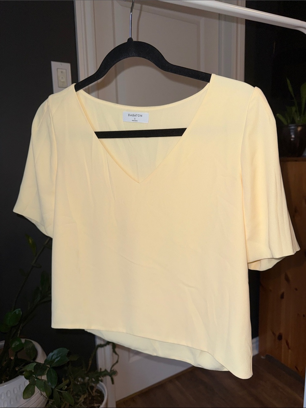 Babaton Light Yellow V-Neck Short Sleeve Blouse